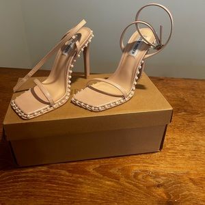 Steven madden brand new blush heel with pearl detail.